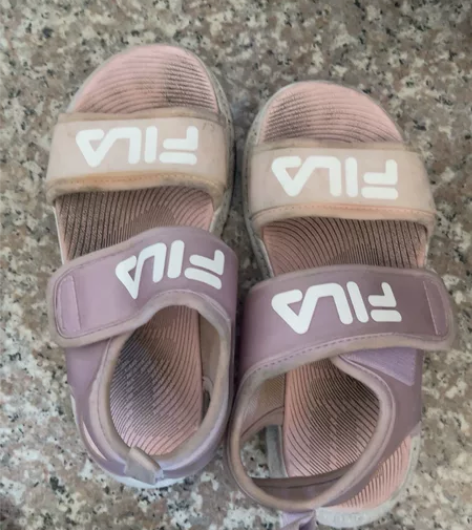 斐乐女童凉鞋29码 内长18。脏了 刷刷洗...