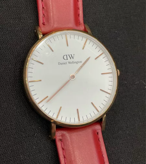 99新，DW女士手表 红色表带大气优雅，气...