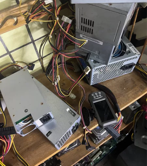 一堆废旧 电脑主板 硬盘，电源 摄像头等等...