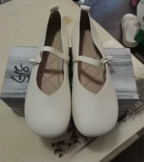 方跟单鞋，40标准码，全新仅试穿，米白色，...