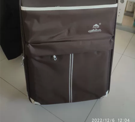 24寸拉杆箱，万向轮，买时小300，旅游时...