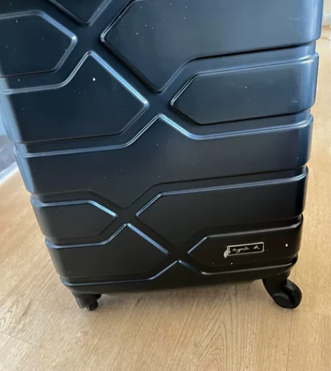 拉杆箱。全新。带上飞机的尺寸，不是托运的。...