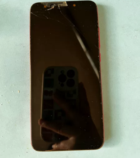小米6X 妈妈劳动的时候手机磕地上屏幕磕掉...