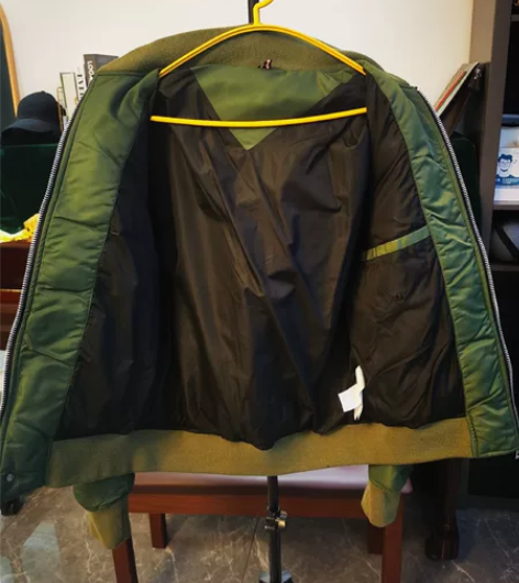 帅气军绿色棒球棉服，没穿几次，时尚大气，保...