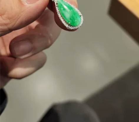 很大一个水滴，色阳，飘两抹辣，很漂亮。镶嵌...