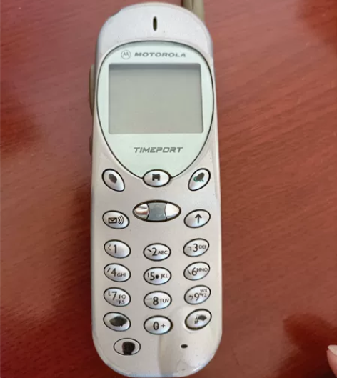 怀旧摩托罗拉手机型号7689，没充电器电池...