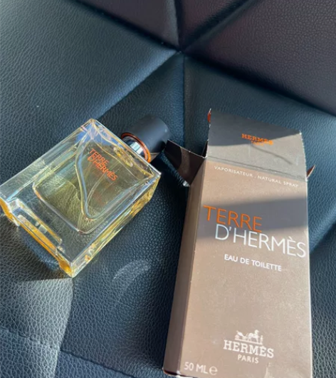 香水出坑。 爱马仕50ml九成香水出坑