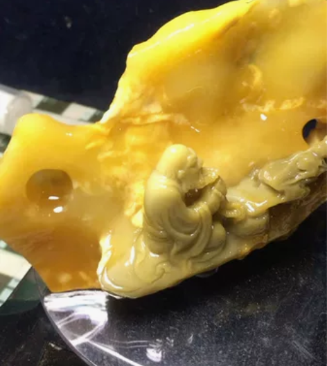整件作品选清黄寿山石，整件作品巧色分明艳丽...