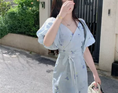 蓝色v领泡泡袖碎花连衣裙女夏夏季茶歇法式裙...