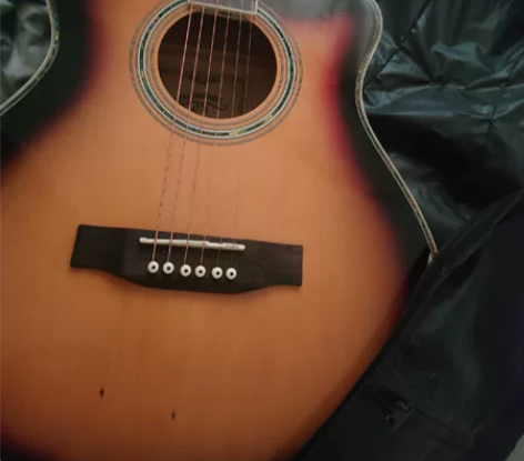 新手民谣初级吉他，当时在实体店买的八百多点...