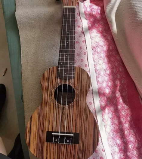 尤克里里,全新已拆封,附带校音器,挎绳,替...