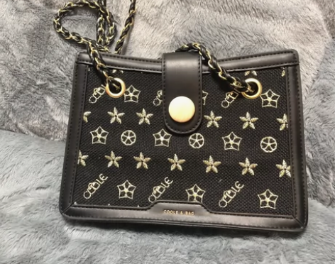 女款链条包斜挎包，几乎全新。包邮不议价 感...