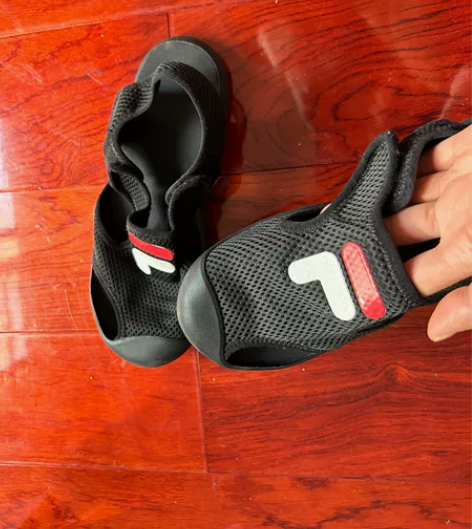 FILA 37碼凉鞋，9新 感兴趣的话点“...