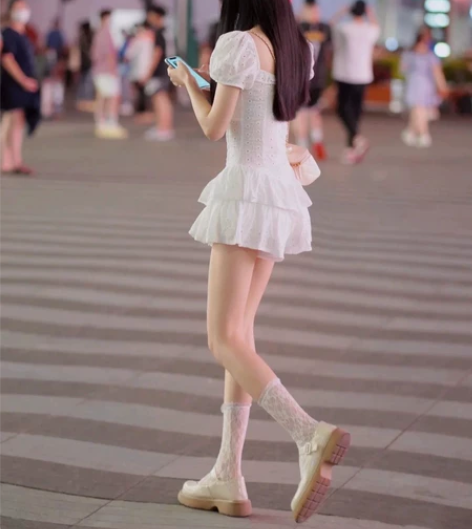 法式甜美初恋白色方领泡泡袖连衣裙夏小个子炸...