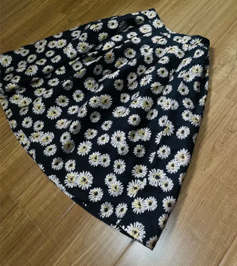 黑色小雏菊蓬蓬裙，本人155，到小腿的位置...