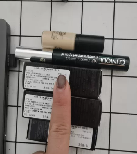 娇兰粉底  00号的  半瓶的量 还有倩碧...