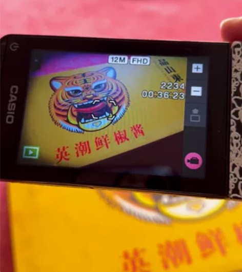 卡西欧ex-tr350自拍神器 机身贴了贴...