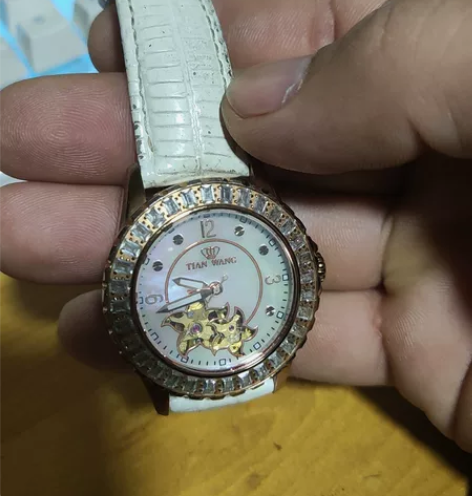 天王女士手表，表带有磨损，功能正常，想要的...