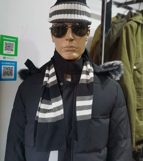 艾迪耐斯帽丶围巾两件套全新正品，三标齐全。...