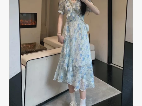 吱呤 碎花连衣裙2022新款女法式V领显瘦...