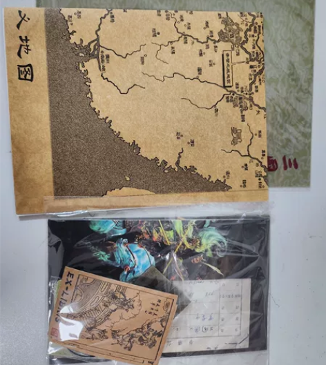 人民文学出版社三国演义特装书赠品，徽章书签...