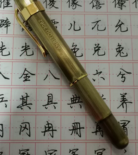 包邮，纯铜钢笔，可用墨囊也可吸墨水，并且有...