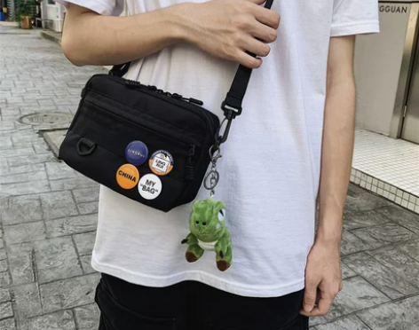 斜挎包男潮牌嘻哈小方包蹦迪包男士单肩包原宿...