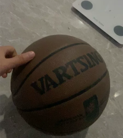 篮球便宜卖，冬天懒了放家里也是上灰。 20...