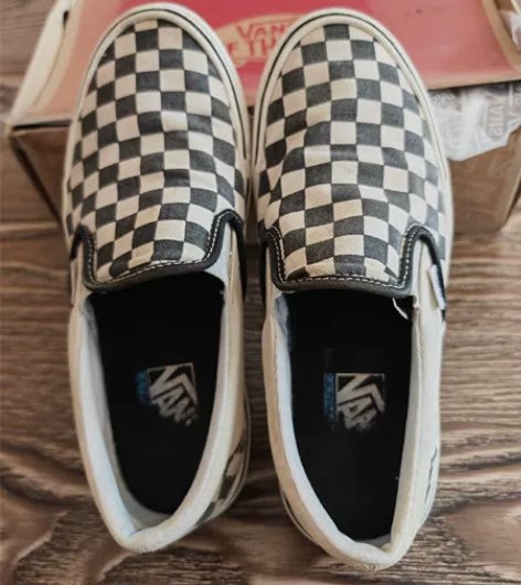 品牌VANS运动板鞋，新旧如图所示，鞋底可...