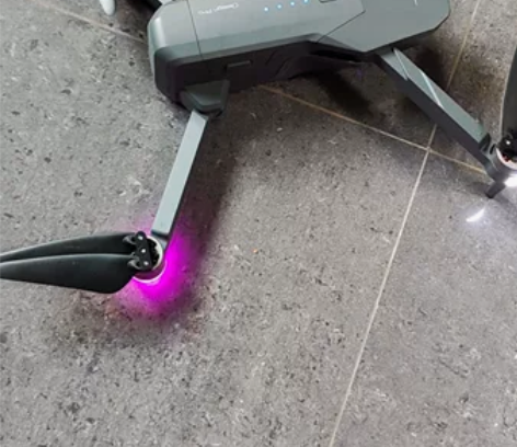 HLEKUKU 电动飞机，可以连手机遥控 ...