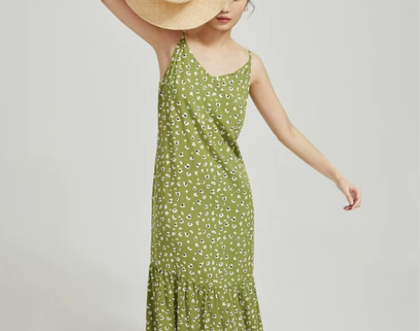 ?纳薇天臻夏季出游度假风荷叶裙尾豹纹印花吊...