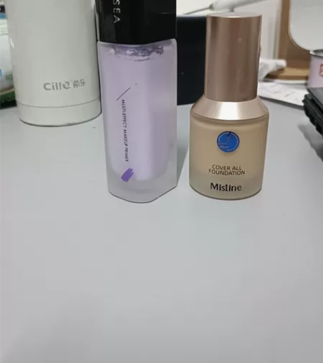 出隔离和粉底液  隔离是滋色隔离，粉底液是...