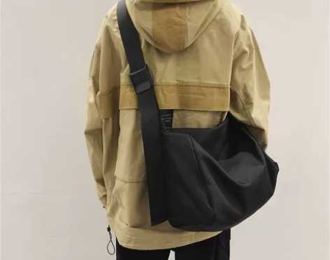 【全新包邮】防水男士挎包简约斜挎包 ins...