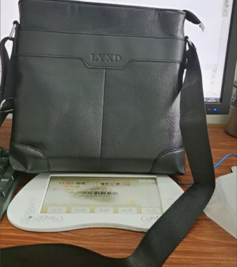 男士单肩包朋友送的,包太多用不过来,还没使...