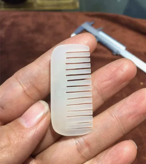 和田玉羊脂梳子 老料， 尺寸：6.6克 4...