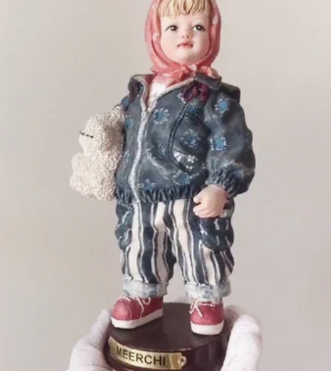 美尔奇正版摆件抱着小白熊的胖嘟嘟女孩，表情...