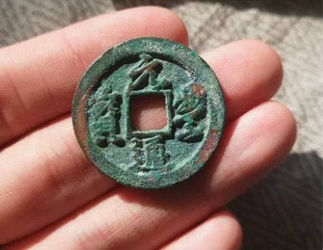 宋元丰通宝折二行书长字，锈色漂亮无任何毛病...