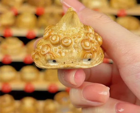 胡祖光的飞碟蟾,角上有一串珠链,780入,...