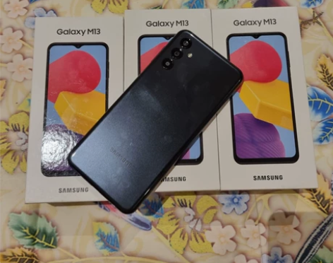 三星 Galaxy M13 型号是M135...