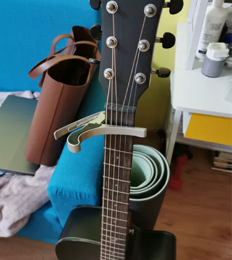 刚去吉他老师那里换了整套琴弦，100RMB...