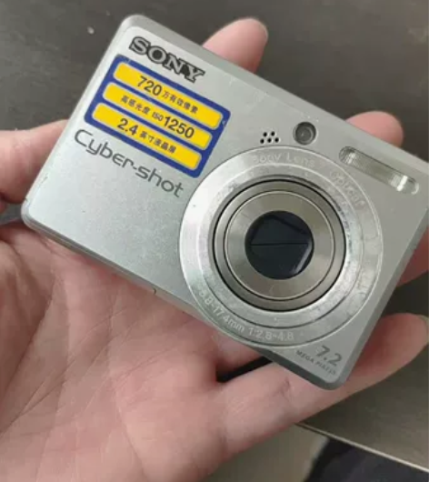 索尼dsc-s730相机。装两节五号电池就...
