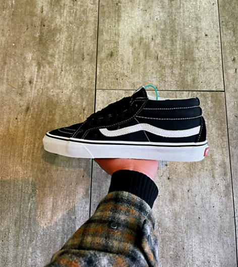 vans经典黑色中帮,43码,特价清仓的。...