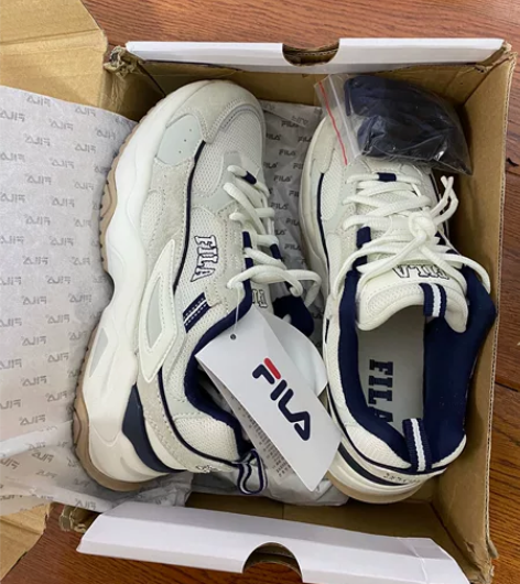 斐乐韩国配色运动鞋，具体型号也不清楚，这个...