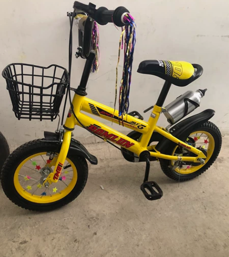 朋友送的自行车带辅助轮，没骑过几次，几乎全...