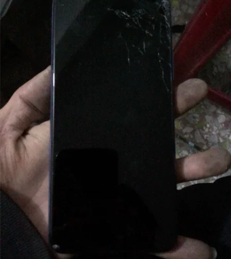 华为手机 屏幕和后背玻璃盖摔碎 可以正常充...