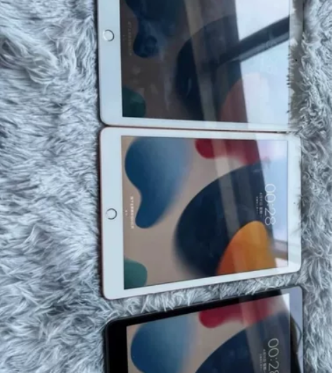 急售出三台iPad 2019 128G 几...