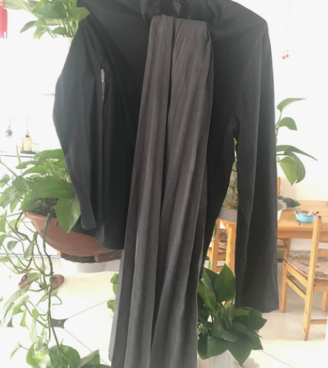 爱依服一套，百褶裙很漂亮，可惜买大了，m码...