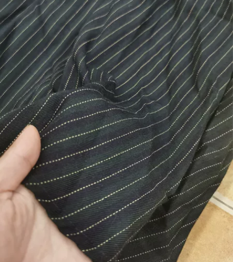 日单剪标学院风中裙 颜色是墨绿和黑色的竖条...