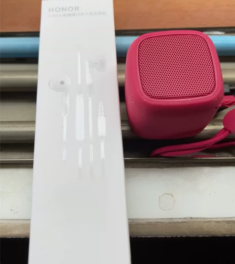 全新未拆封的荣耀耳机和99新的荣耀蓝牙音箱...