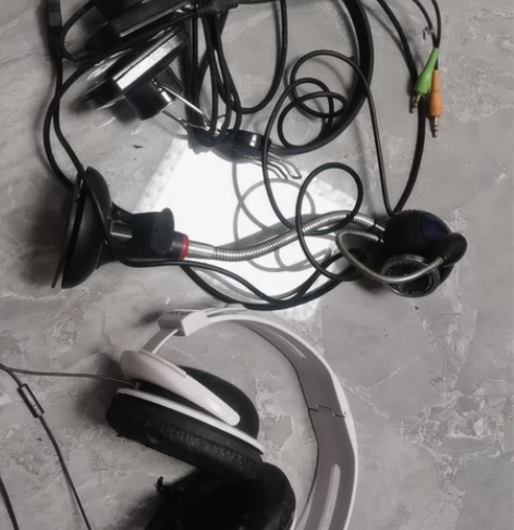 收拾东西收拾出来的，俩3.5mm耳机，加一...